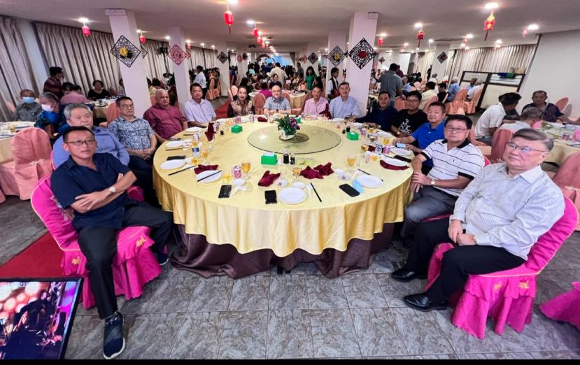 主桌的一张大合影。左起砂福州乐龄（鹤龄）总会名誉顾问卢友丰、名誉顾问林德勤、名誉会长拿督吴桂平、名誉会长拿督许道雄少校、名誉会长拿督斯里谢必寿、大会主席林唐锦、砂福总会长甲必丹拿督刘思乐、名誉会长黄启萍、名誉顾问吴忠凯、名誉会长拿督黄天明、名誉会长应天财、名誉会长刘恭福、名誉会长李悦兴及名誉会长黄寿凑.