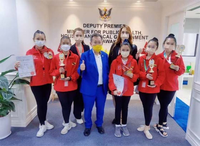 砂州副总理赞本地舞蹈健儿　古晋表演艺术协会唱丰收