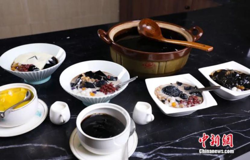 制作完成的龟苓膏和糖水。