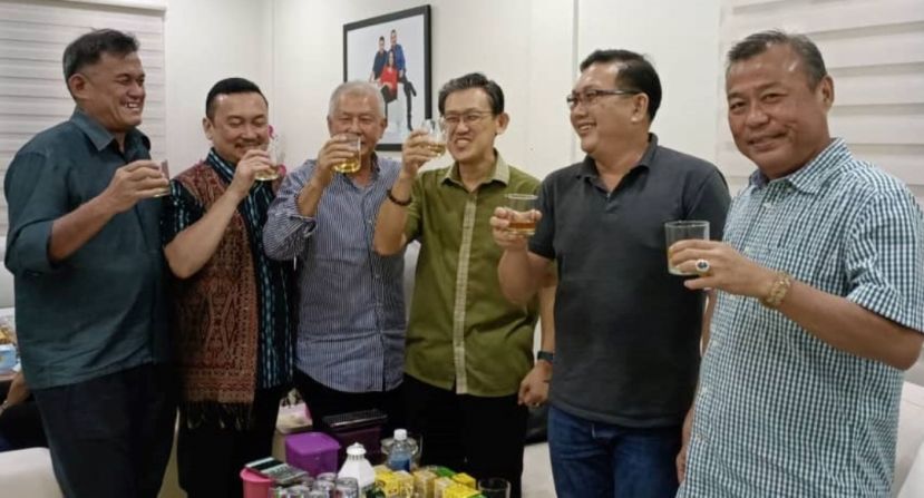 砂总理署其他宗教事务单位负责人理查德&middot;朗（右二起）与北市行政委员薛华东、砂旅游、创意产业及表演艺术部副部长拿督陈超耀等人庆祝达雅节；左一是斯里赛峇峇古晋圣志社负责人黄毓才。