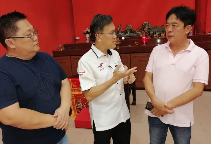 薛华东（中）与毕打拿忠福宫广泽尊王庙主席许义华（右）、副秘书张荣华（左）商议援助一个不幸家庭。