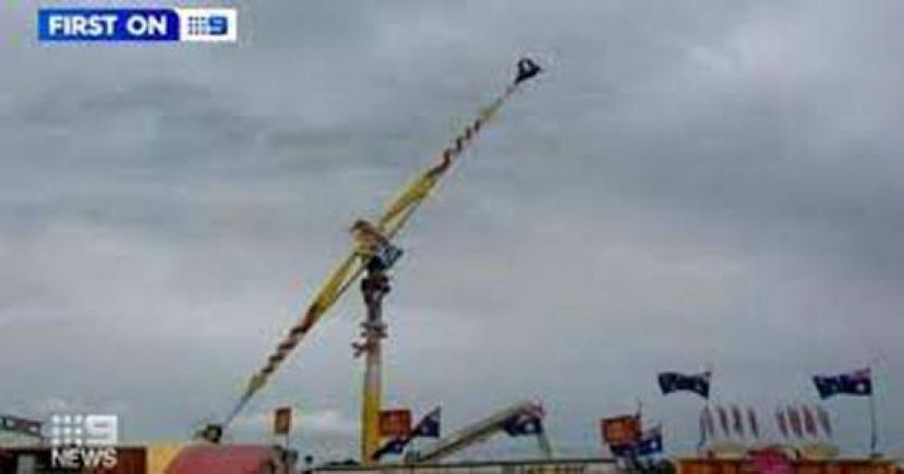 游乐设施突故障“卡35公尺高空”。　