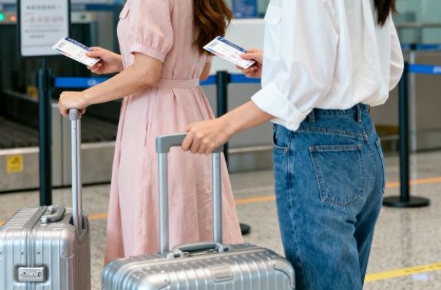 她因沟通失误买错机票,法国去不成结果去了非洲.