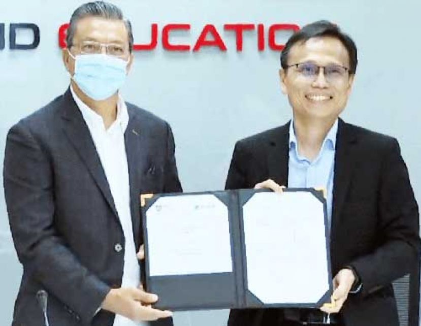 廖中莱（左）及李仕伟（右）代表拉大学院签署备忘录。