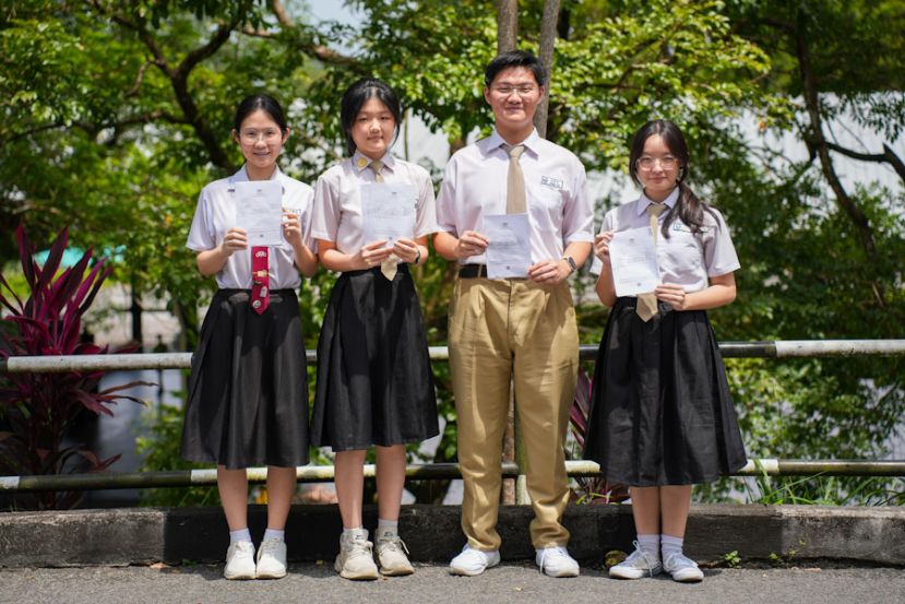 考获全A的4位优秀学生合影，右起为陈佳惠、张家信、黄咏琦及许雁涵。