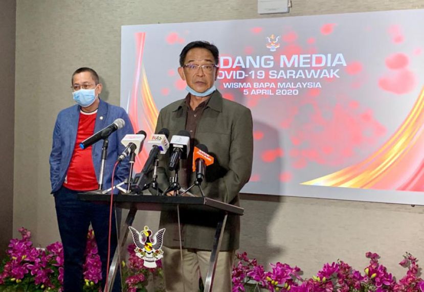 拿督阿都卡林（右）主持砂灾难管理委员会新闻发布会。