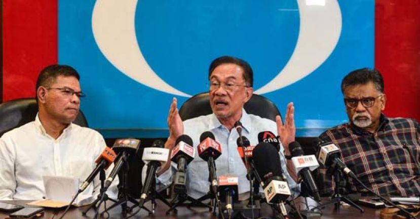 安华（中）促国盟政府关注新冠肺炎疫情。左起为公正党总秘书拿督斯里赛夫丁纳苏申；右为副主席西维尔。