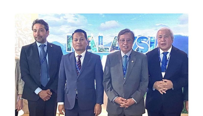 阿邦佐哈里（右二）在天然资源、环境及气候变化部长聂纳兹米等陪同下，参观迪拜世博城的大马馆，左为副总理阿旺登雅。