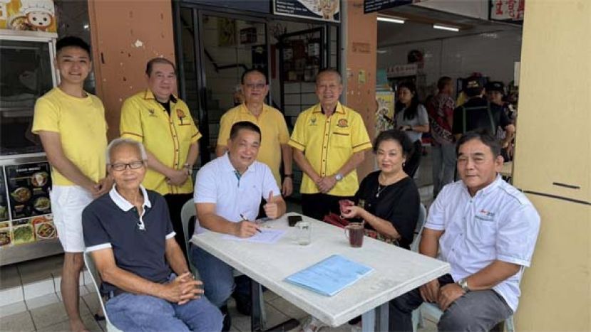  巴都林当区议员施志豪（坐者左2）与社区领袖团队齐心协力为各族民众服务，打造更美好的巴都林当社区。