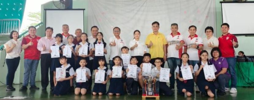 古晋中华小学第六校获得马潮联青2025年度全国学艺比赛晋汉连省区小学组总冠军。 该校副校长游万秋(后排右六)及得奖的学生与嘉宾合照。