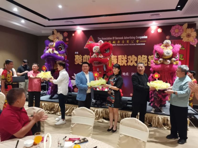 联欢晚宴上舞狮贺岁，右起为名誉会长许庆喜、黄金德、会长昊甄莉，大马总会会长刘世官， artworld公司代表、名誉会长蓝里安。