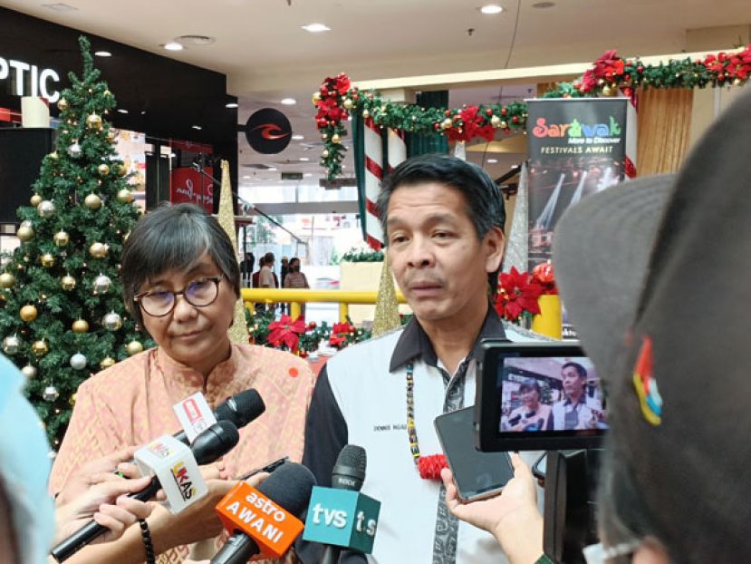 砂旅游局主席丹尼斯奥（右）及砂旅游局首席执行员莎扎（左）接受媒体访问时摄。