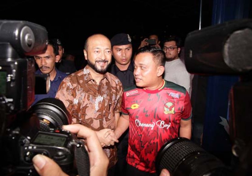 慕克里出席会议。