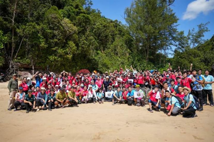 一中13位老师9位校友率领110名高三学生到巴哥国家公园考察暨净滩活动