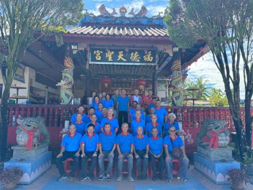 吻龙福德天圣宫神事管理委员会2024至2028年度委员会宣誓就任后合影。