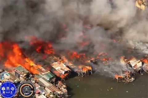 大火烧毁约1000栋房屋。