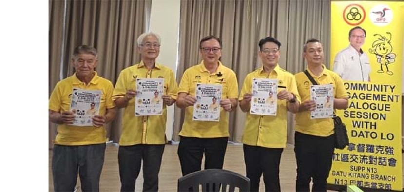 左起为甲必丹官得钗、本固鲁田新华、峇都吉当区州议员拿督罗克强、对话会筹委会主席吴得瑜以及委员林辉宝，展示对话会海报时影。