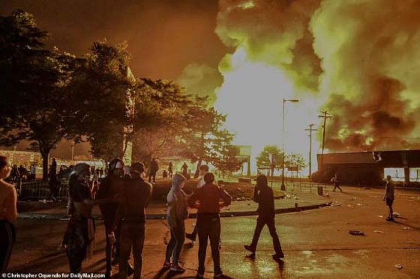 汽车零部件公司被烧成一片火海！