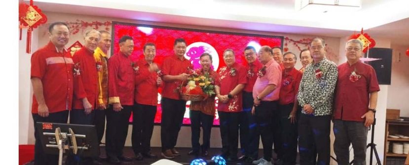筹委会主席王治升移交纪念品予主宾砂副总理拿督斯里沈桂贤时摄。左五为该会署理会长黄张金发、左八为南市市长拿督黄鸿圣以及左九为该会会长拿督黄良杰。