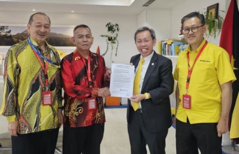 甲必丹林传政（左2）移交“古晋文化缤纷庆中秋”庆典主宾邀请函予砂副总理拿督阿玛沈桂贤。左为庆典秘书孙守生；右是庆典顾问薛华东。