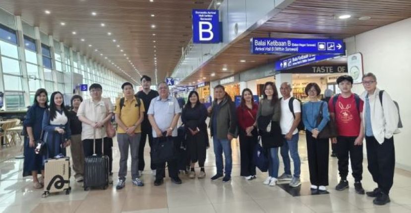 启程前往中国前，在古晋国际机场留影。左七为团长拿督黄国辉、黄文彬集团董事黄爱珠（左三）、黄文彬集团董事黄奕韬（左四）、黄奕韬夫人陈星潓（左二）、砂拉越中国友好协会秘书长许瑞益（左五）、古晋中华中学校友会办公室主任李爱莲（左一）；古晋中华总商会青商团团长黄福庆 （右一）、古晋中华中学校友会教育主任吴泽源 （右七）以及古晋漳泉公会秘书长张艾怡（右八）。