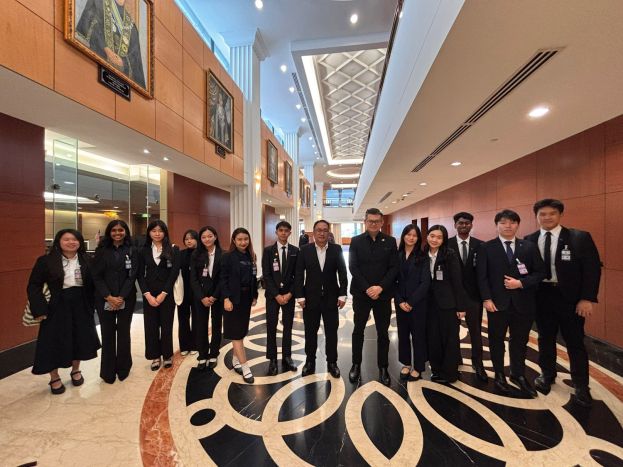 实旦宾区国会议员张健仁（右7）及古晋市国会议员俞利文（右6）亲自接待大学生参访并在国会大厦走廊合影。