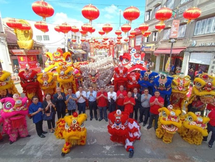 众嘉宾与东盟最大双狮&ldquo;马中友谊瑞狮&rdquo;以及生肖主题祥龙&ldquo;蛇龙赐福&rdquo;合影，左4起刘志俍、林万锋、孙业礼、颜天禄、郑学方、罗德发、李传财等。