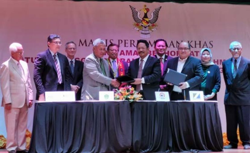 砂首长拿督巴丁宜阿邦佐哈里（左五）见证砂卓越技术中心与北市市政局签署合作备忘录。