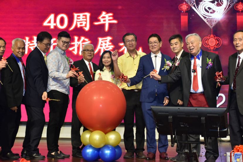 拿督阿玛沈桂贤的代表许德婉（左五）在砂拉越罗厘运输总会会长庄永隆（左四）及马来西亚罗哩同业总会会长拿督黄冠燊（右四）及嘉宾们陪同下为40周年特刊主持推展。