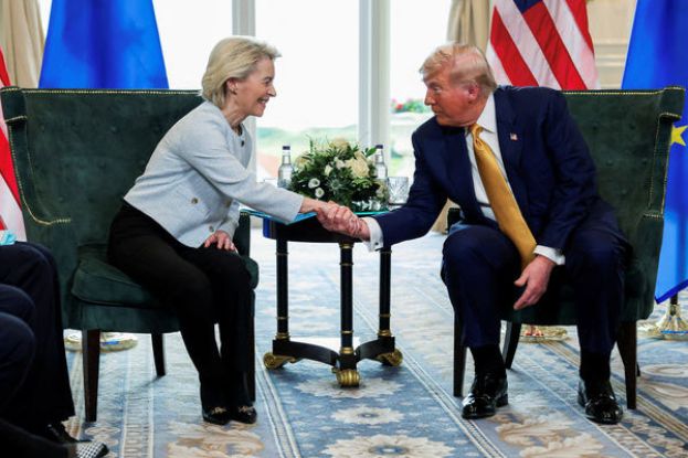 欧盟委员会主席冯德莱恩与美国总统特朗普达成贸易协议。