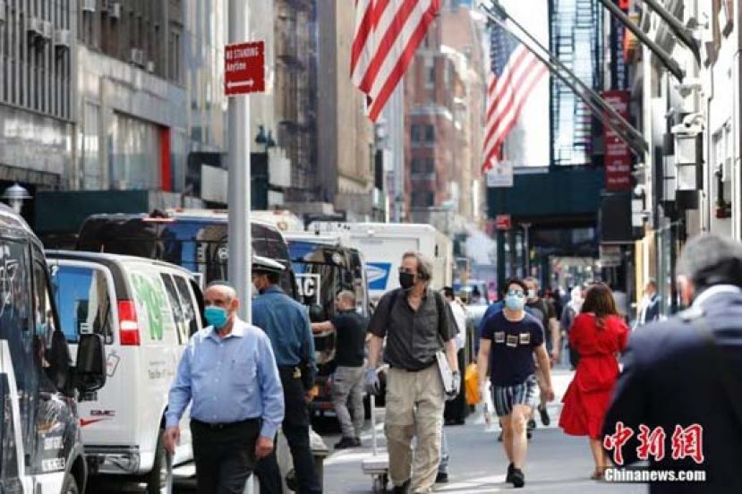 当地时间6月8日，纽约珠宝街的商铺开始营业。