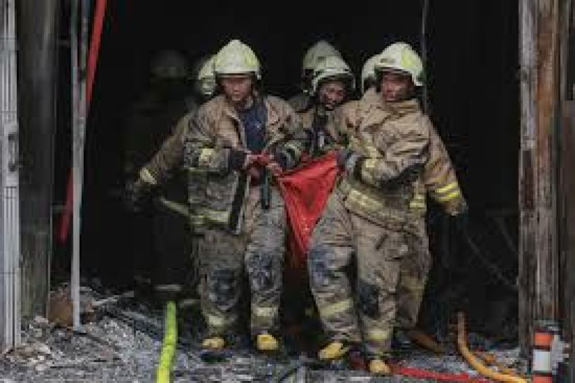 消拯员抬出其中一名遇难者的遗体。