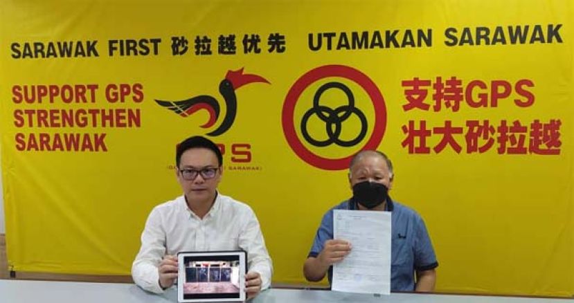 砂人联党公共投诉局主任符祥威(左)陪同陈先生召开新闻发布会时影。