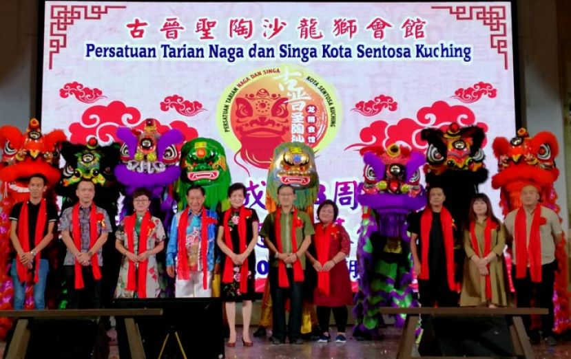  众嘉宾主持点睛开关仪式后合照，(左三起)为议员郑莉薲、拿督温春熙、拿汀饶小珍、砂人联党署理秘书长薛华东等。