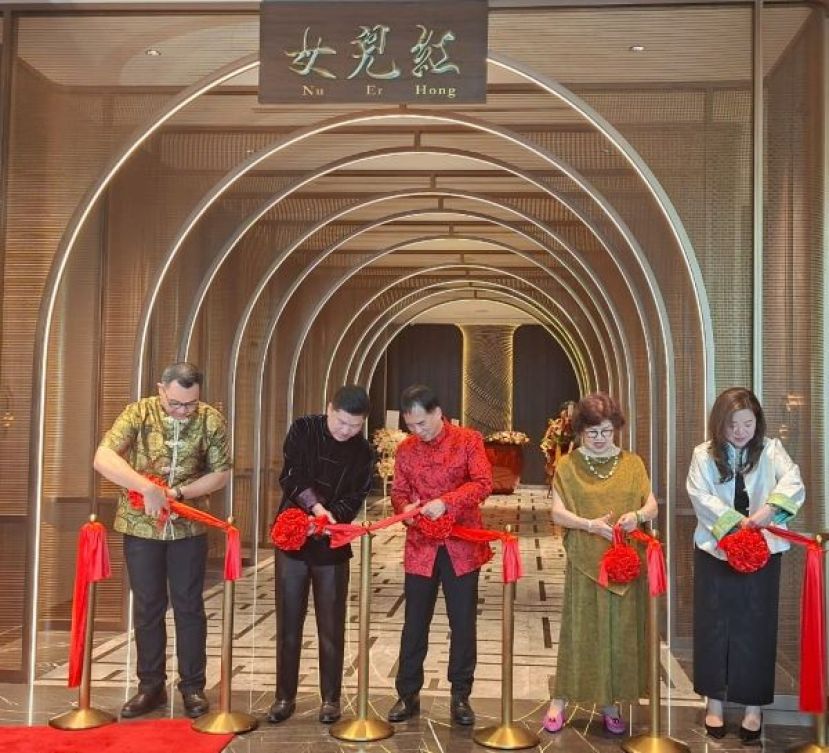 左起为古晋铂尔曼酒店总经理宋家仁、联山集团董事总经理许雍财、主宾拿督许赞麒、联山集团执行主席拿汀刘月蓉以及联山集团执行董事许雍雍，一同为古晋铂尔曼酒店今日正式为全新升级的招牌中餐厅&ldquo;女儿红&rdquo;举行开幕仪式时影。 