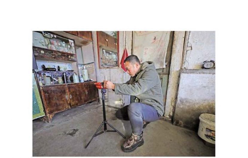 在辽宁省大石桥市建一镇松树村，张同学在家中准备拍摄短视频。