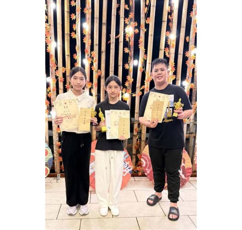 沈妏恩（中）在石角老街《翰墨挥秋》书法比赛获初中组优异奖，郑莉颖（左）与詹兴鸿(右)获得佳作奖。
