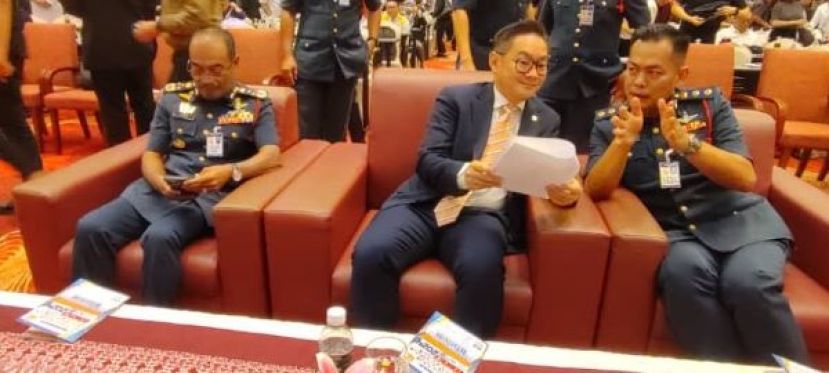 新闻发布会前的一张照片。右起为砂拉越消防及拯救局代局长张礼福、主宾拿督程明智以及马来西亚消拯局副总监拿督阿末依兹兰。