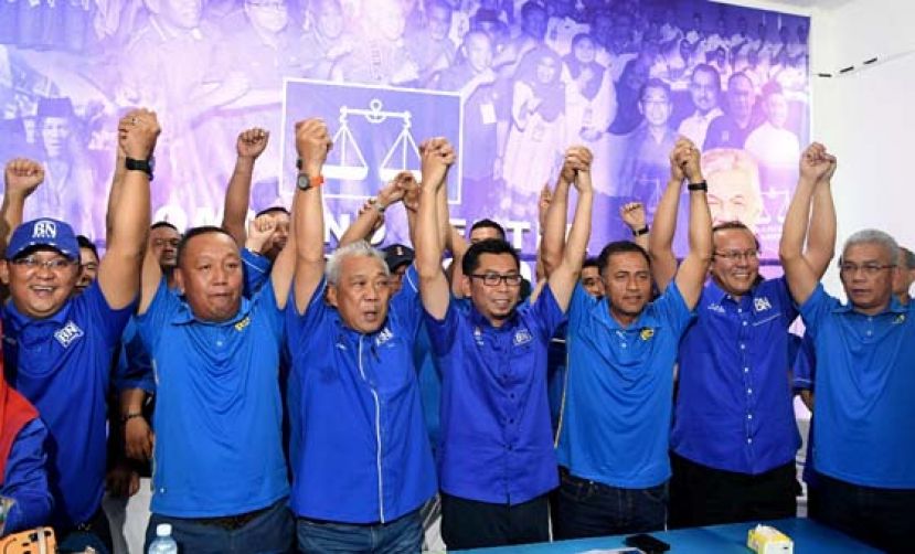 阿拉敏（中）将代表国阵上阵金马利补选；左三为邦莫达。