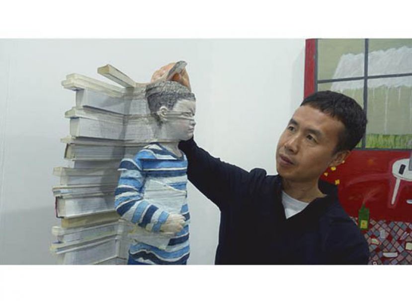 艺术家李洪波以立体纸雕成名，他的最新系列以教科书做材料，发现教科书是每个国家对国民的无声规范和期许。