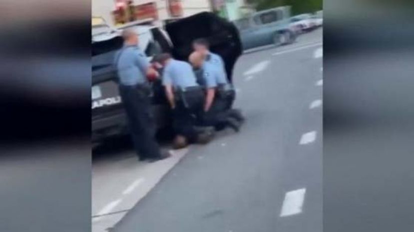 弗洛伊德就是疑因被跪颈锁喉致死。