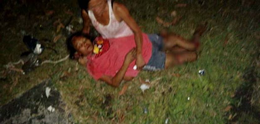 电单车骑士惨死路旁，姐姐抱着遗体痛苦。