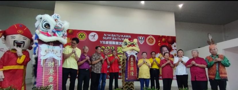 )砂副总理拿督斯里沈桂贤（右六）和嘉宾们向大家贺年。