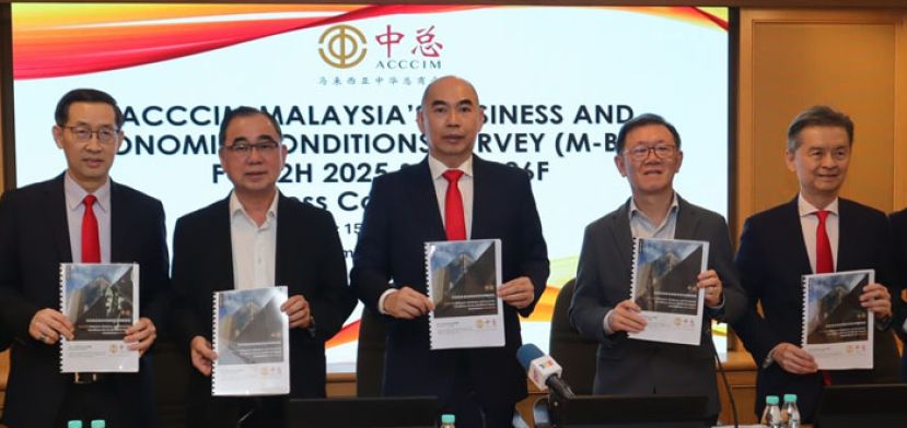 中总发布经济状况调查报告，左起孔令龙、廖志明、吴逸平、李兴裕、蔡文洲。