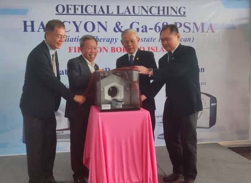 在古晋婆罗洲专科医院董事经理郑仁彬（左一）该院主席周志明（右二）以及刘绍豪（右）的陪同下，砂拉越副总理兼公共卫生、房屋与地方政府部长拿督阿玛沈桂贤为相关仪器主持启用礼时摄。