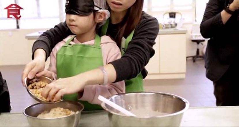 黑暗中体验 视障人士煮食历程