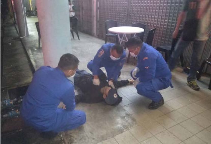 伊班籍男子倒卧石角路廉价屋附近店屋五角基。