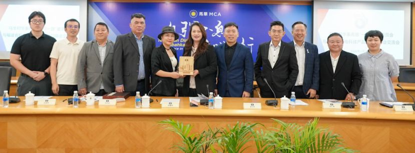 福建省机电科技产品进出口商会会长兼锐达互动科技股份有限公司董事洪文洁率领代表团，拜访马华一带一路中心，并获马华妇女组署理主席兼对华事务暨"一带一路"委员会中央委员郑慧玲和一众委员的热情接待，并送赠送纪念品。