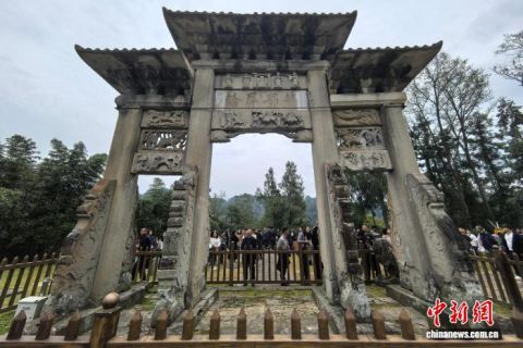 游客在唐崖土司城址石牌坊前驻足拍照。