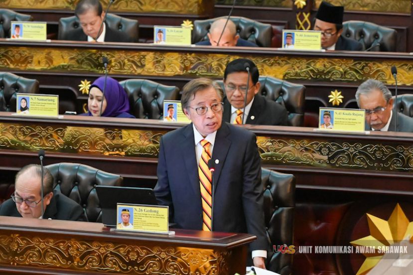 砂拉越总理拿督巴丁宜阿邦佐哈里今日提呈2025年砂财政预算案。